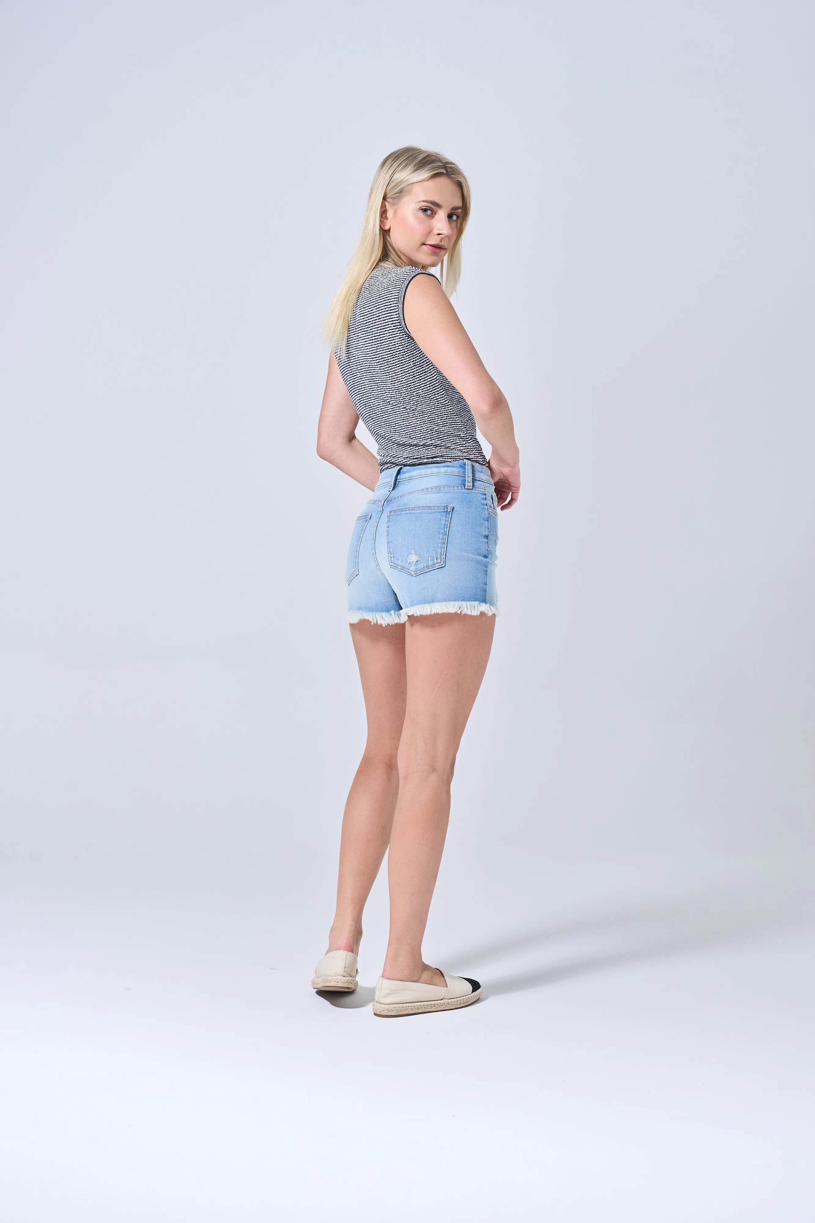 HIGH RISE ULTRA STRETCH SHORTS WITH FRAYED HEM IN SUPER LIGHT  / SP-S7394SL